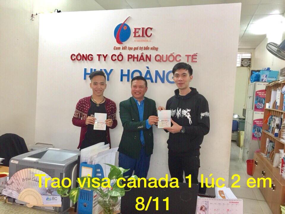 TGĐ trao visa Canada cho em Trần Ngọc Hưng